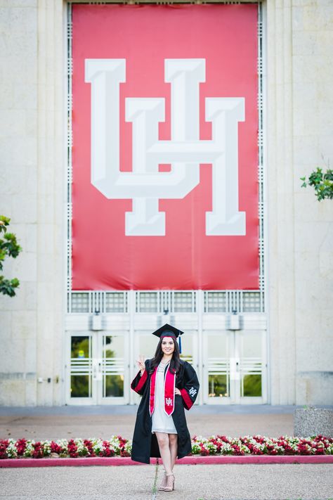 Graduation Day Pictures, University Of Houston Graduation, Graduation Picture Boards, College Grad Photos, Graduation Pic Ideas, College Graduation Photoshoot, College Graduation Pictures Poses, Grad Photography, College Graduation Photos