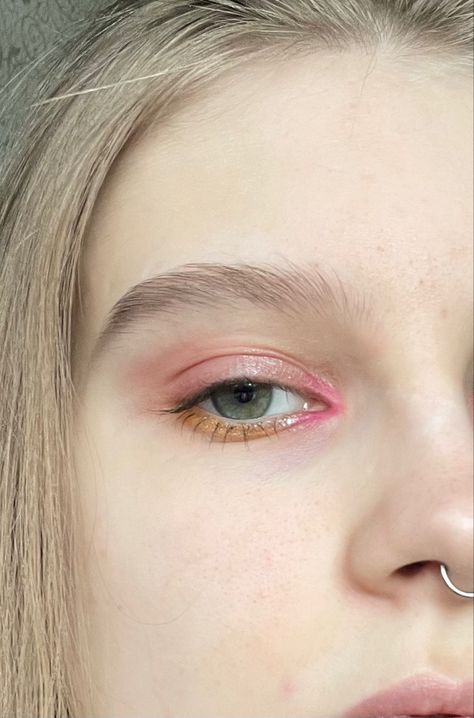 Natural Colorful Makeup, Colourful Eyeliner Looks, Pastel Eyeshadow Looks, Coral Eye Makeup, Monolid Eye Makeup, Slay Makeup, Pastel Eyeshadow, Subtle Makeup, Eye Makeup Brushes