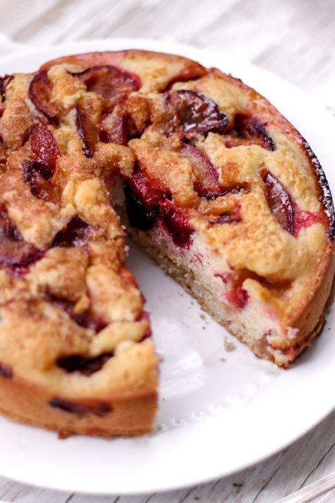 An Easy Italian Plum Cake that is made with the season's beautiful Italian plums. This super soft and delicious cake can be customized with different fruits and can be enjoyed all year long! Perfect for breakfast, or for dessert. Plums Recipes Dessert, Plum Recipes Cake, Plum Dessert, Plum Cake Recipe, Vegan Apple Cake, Season Recipes, Plum Recipes, Recipes Italian, Fruit Cakes