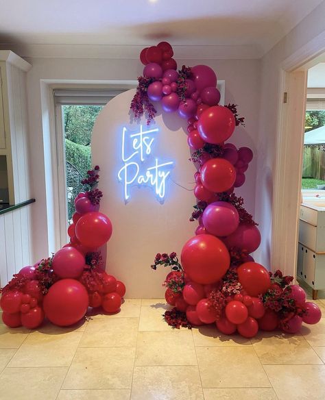 Red Pink White Birthday Decorations, Red Party Decorations Aesthetic, White And Red Balloon Decorations, Red Ballons Decorations, Red Themed Bridal Shower Ideas, Red 30th Birthday Ideas, Red Party Decorations Elegant, Red Balloon Decorations Birthday, Red Birthday Party Decorations For Women