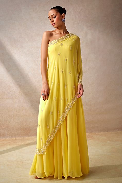 Buy Yellow Georgette Embroidery Pearl Sunkissed Vine Garden Jumpsuit For Women by Studio22 by Pulkita Arora Bajaj Online at Aza Fashions. Indian Readymade Saree, One Sided Sleeve Dress, One Shoulder Haldi Outfit, Jumpsuit Indian Outfit, Side Open Kurti Designs, One Shoulder Indian Outfits, Unique Haldi Outfits, Indian Wedding Outfits Guest, Saree Jumpsuit