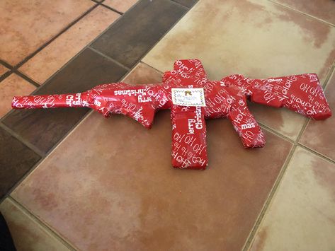 Wrapping Gifts As Something Else Funny, Misleading Gifts, Funny Wrapping Ideas, Funny Gift Wrapping Ideas, Gift Pranks, Christmas Gift Pranks, Christmas Pranks, Funny Secret Santa Gifts, Santa Gifts