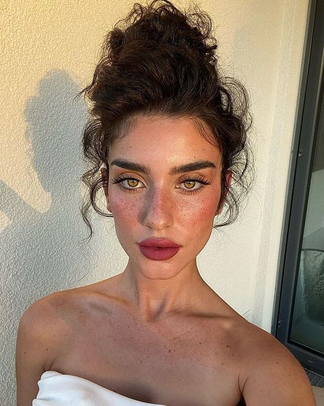 sun kissed backstage 🌸🪷🌺 MUA: @shari.mua HAIR: @florian_fuell #nomakeup #viral #natural #explorepage #makeup | Instagram Sunkissed Makeup, Low Maintenance Hair, Dope Makeup, Brunette Woman, Kiss Makeup, Maquillaje Natural, Perfect Makeup, Summer Makeup, Party Makeup