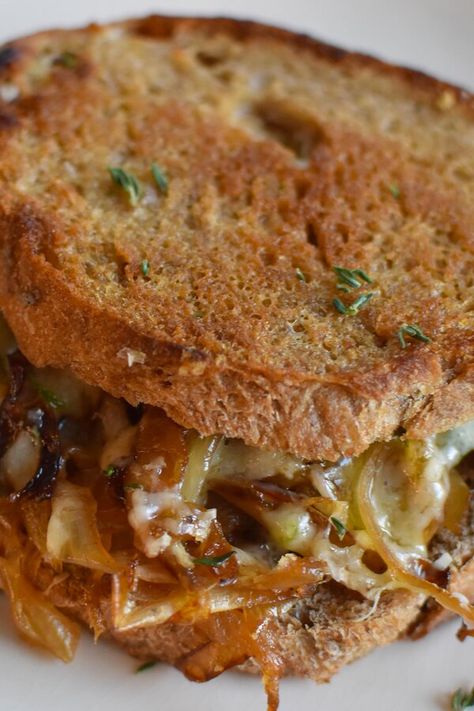 French Onion Grilled Cheese | "One of our favorite comfort foods—French onion soup—meets crowd-pleasing grilled cheese in a sandwich that’s got the flavors of both dishes, minus a lot of the traditional sodium and sat fat. Silky caramelized onions are the star here: their pungent, concentrated flavor means that just a touch of Gruyere is more than enough to make this sandwich sing." #easy #easyrecipes #quickandeasy #easyrecipesideas #lunch #easylunch #easylunchrecipes #easylunchideas French Onion Grilled Cheese, Week Of Healthy Meals, Onion Grilled Cheese, Grilled Cheese Recipe, Grilled Cheese Recipes, Healthy Sandwiches, Food Stamps, Sloppy Joe, Onion Recipes