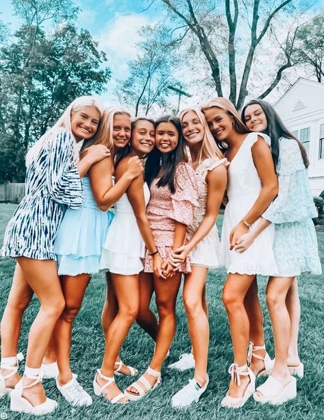 𝐚𝐮𝐝𝐫𝐞𝐲 ☻ Homecoming Poses, Hoco Pics, Group Picture Poses, Presets Vsco, Bestie Pics, Friend Pics, Preppy Girls, Cool Blonde Hair, Friends List