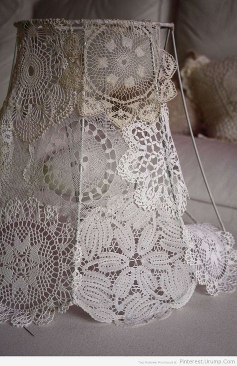 Kattokruunu Diy, Lampe Crochet, Lace Lampshade, Crochet Lamp, Doily Art, Interior Boho, Shabby Chic Lamp Shades, Doilies Crafts, Lampe Diy