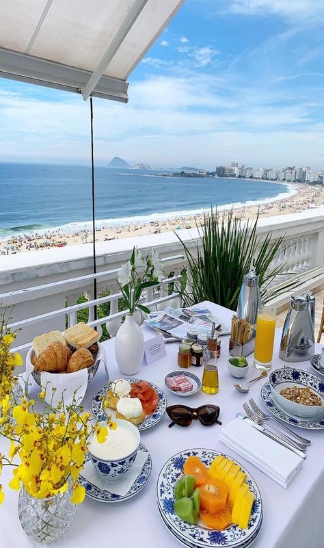 Déjeuner Healthy, Breakfast Bar Table, Outdoor Brunch, Copacabana Palace, Ideas For Breakfast, Brunch Places, Brunch Restaurants, Table Outdoor, Breakfast Table