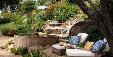 Best Fall Landscaping Ideas - How to Maintain Your Yard in Autumn Round Pool Ideas, Fall Landscaping Ideas, Garden Moodboard, Hampton Garden, Round Above Ground Pool, Fall Landscaping, Best Above Ground Pool, How To Garden, Round Pool