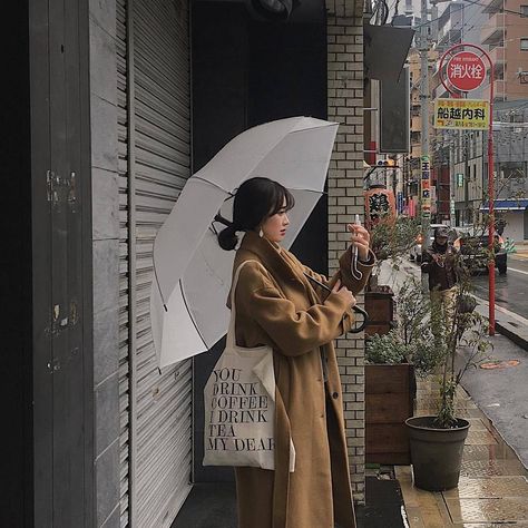 south korea brown coat rainy day city urban plants aesthetic Korean Rainy Day Outfit, Rainy Day Aesthetic Outfit, Rainy Outfit Ideas, Outfit For Rainy Day, Rainy Day Drawing, Brunch Outfits Fall, Outfit Ideas Korean, Rainy Day Outfits, Rainy Day Aesthetic