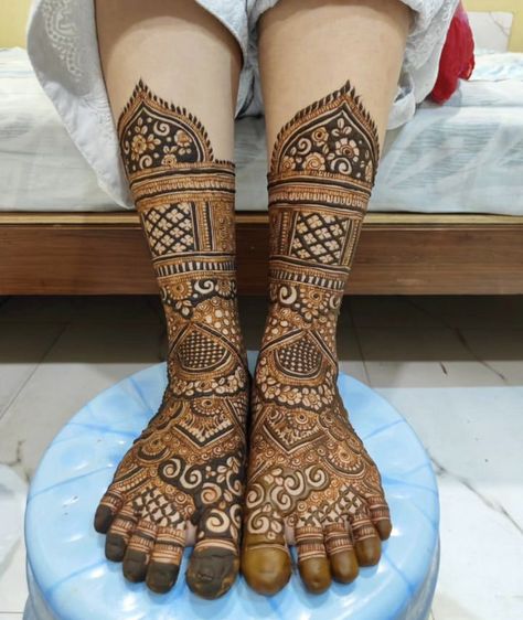 Leg Mehndi For Bride, Legs Mehndi Design Bridal Latest, Bridal Leg Mehendi Designs Simple, Leg Mehendi Design Bridal, Leg Bridal Mehendi Design, Leg Mehendi Design Bridal Mehndi, Khafeef Mehendi Designs, Bride Leg Mehendi Design, Bridal Mehndi Designs For Foot