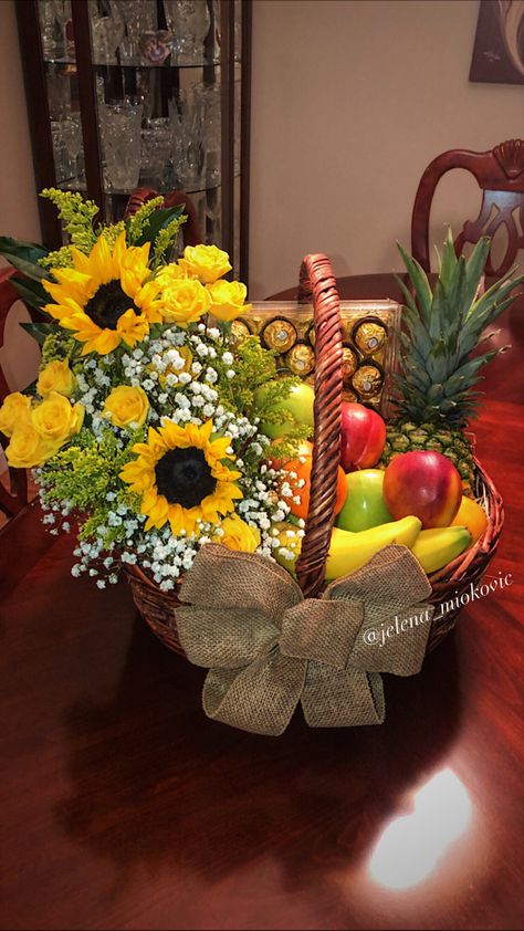 Fruit Basket Arrangements Gift Ideas, Wedding Fruit Basket Decoration, Diy Fruit Gift Basket, Fruits And Flowers Basket, Fruit Basket With Flowers, Christmas Fruit Basket Ideas, Diy Fruit Basket Gift Ideas, Gift Fruit Basket Ideas, Fruit Basket Ideas Gift How To Make