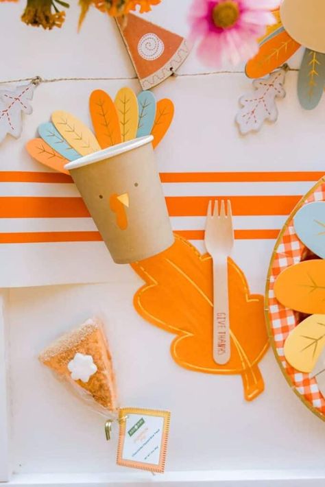 22 Thanksgiving Table Settings For Kids - Lady Celebrations Thanksgiving Kiddie Table, Thanksgiving Lunch Table Setting, Kids Thanksgiving Table Decorations, Backyard Friendsgiving, Kids Table Thanksgiving, Thanksgiving Kids Table Decorations, Kids Thanksgiving Table, Lunch Table Settings, Thanksgiving Table Ideas