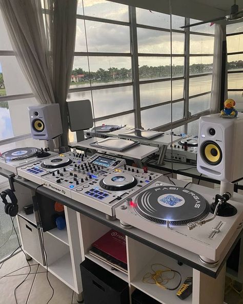 Turntable Furniture Design, Turntable Furniture, Dj Decks, Dj Table, Recording Studio Setup, Dj Room, Home Music Rooms, Home Studio Setup, Music Studio Room