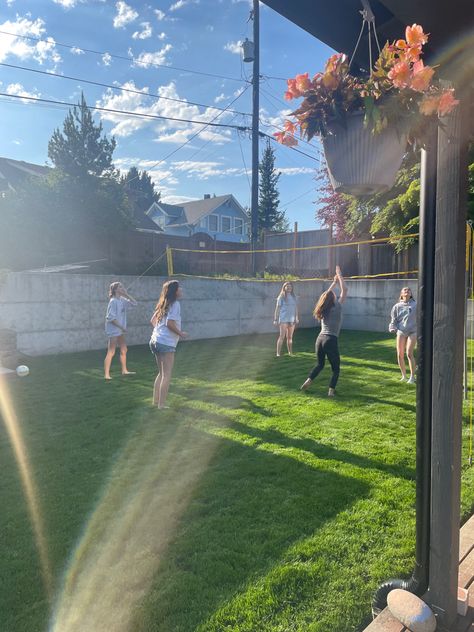 Volleyball Sleepover Ideas, Outdoor Games Aesthetic, Summer Volleyball Aesthetic, Volleyball Net Backyard, Outdoor Sleepover Ideas, Volleyball Backyard, Volleyball Outside, Volleyball With Friends, Backyard Volleyball