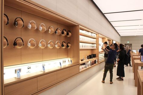 Media photos offer deeper peek inside Apple's first Singapore store #AppleNews #TechNews Apple Store Interior, Apple Store Design, Electronics Store Design, Bio Lab, Mobile Shop Design, Retail Architecture, Phone Store, Mobile Store, New Architecture