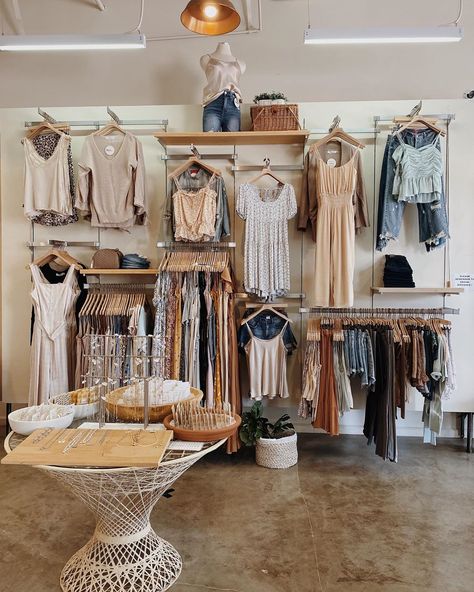 Clothing Boutique Interior Design, Vintage Clothing Display, Boutique Clothing Store Design, Boutique Clothing Rack, Clothing Booth Display, Retail Clothing Display, Clothing Boutique Decor, Clothing Boutique Interior, Boutique Store Displays