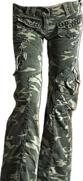 #styleinspiration #juicycouture #juicy #y2k #camo #cargos #camopants #cargopants #grunge #2000sfashion #2000s Camo Grunge Outfits, Cargo Pants 2000s, Camo Fits, Army Pants Outfit, Emo Pants, Y2k Camo, Camo Cargos, Camo Pants Outfit, Camo Print Pants