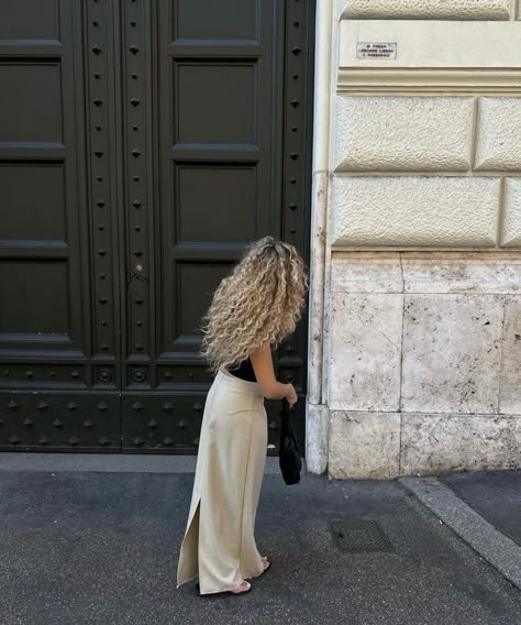 Aesthetic Curls, Model Curly Hair, Curly Hair Girl, Aesthetic Vogue, Blonde Curly Hair, European Hair, Cute Icon, Blonde Curls, Chic Summer Outfits