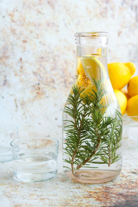 Rosemary Lemon Water Lemon Water Health Benefits, Lemon Water Before Bed, Lemon Juice Benefits, Water Health Benefits, Rosemary Water, Hot Lemon Water, Lemon Health Benefits, Warm Lemon Water, Drinking Hot Water