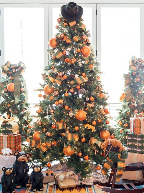 30 Non-Traditional Christmas Tree Themes | HGTV Orange Christmas Decor, Christmas Tree Toppers Unique, Fall Christmas Tree, Orange Christmas Tree, Thanksgiving Tree, Christmas Tree Decorating Themes, Christmas Tree Decorating, Tree Themes, Creative Christmas Trees