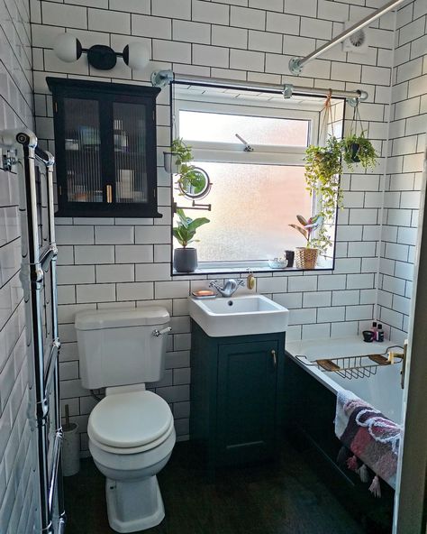 Beautiful Tiny Bathrooms, Small Bathroom Terraced House, Artsy Small Bathroom, Tiny Old Bathroom Ideas, Teeny Tiny Bathroom Ideas, Very Tiny Bathroom Ideas, Tiny House Clawfoot Tub, Toilet Inspiration, Tiny Bathroom Ideas