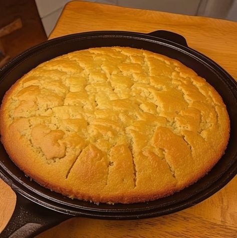 Old Family Recipe for Making Moist Cornbread with Mayonnaise Butter Roll Recipe, Perfect Cornbread, Creamy Dessert Recipes, Fried Cornbread, Pull Aparts, Nut Dessert, Parmesan Roasted Cauliflower, Breakfast Potato Casserole, Moist Cornbread