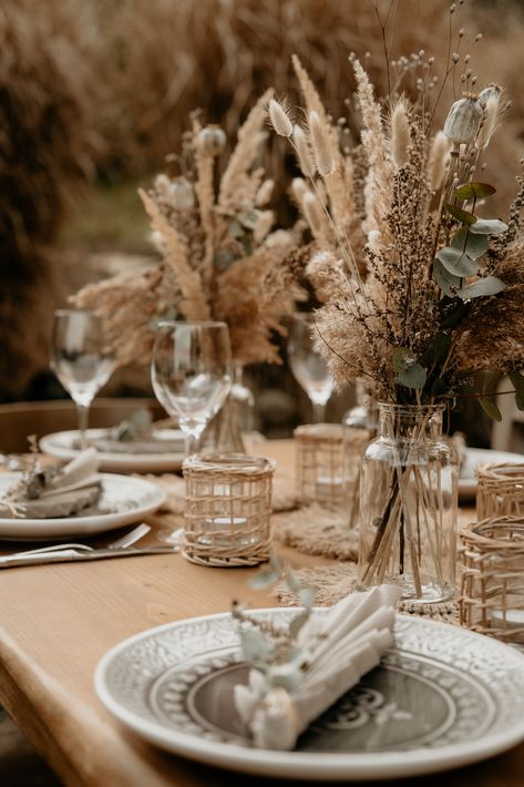 Tan And Green Wedding Table Settings, Elopement Style Wedding Dress, Boho Table Arrangements Wedding, Simple Boho Wedding Table Setting, Feather Arrangements Wedding, Boho Plate Chargers, Wedding Decorations Dried Flowers, Dried Flowers Boho Wedding, Boho Candle Centerpieces Wedding