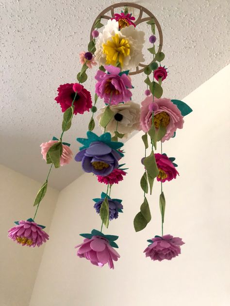 Diy Flower Chandelier, Flower Baby Mobile, Felt Flower Mobile, Mobile Diy, Chandelier Ideas, Mobile Project, Diy Baby Mobile, Flower Mobile, Flower Chandelier