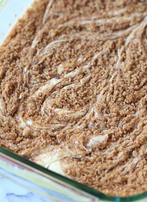 Easy Cinnamon Roll Cake, Cinnamon Swirl Cake, Yellow Cake Mix Recipes, Cinnamon Desserts, Coffee Cake Recipes Easy, Cake Mix Desserts, Heavy Breathing, Cinnamon Cake, Blueberry Desserts