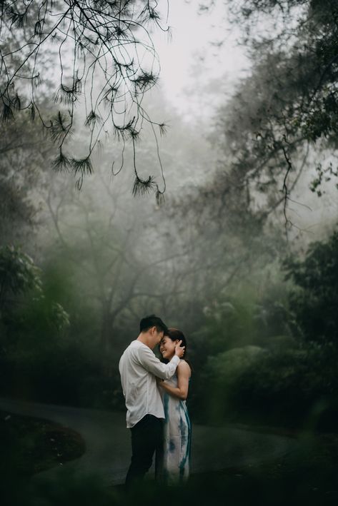 Ide Prewedding, Couple In Rain, Forest Engagement Photos, Wedding August, Forest Village, Wedding Forest, Lake Photoshoot, Fall Engagement Pictures, Photoshoot Outdoor