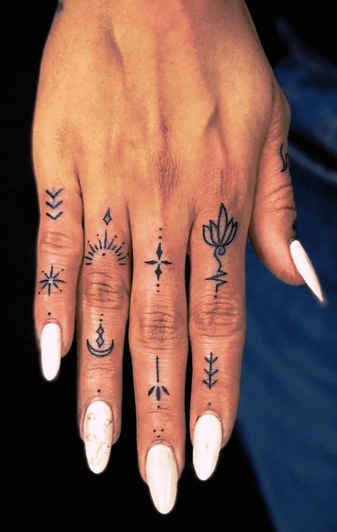 Back Of Thigh Tattoo, Simple Hand Tattoos, Tato Paha, Tattoo Design For Hand, Tato Jari, Finger Tattoo For Women, Finger Tats, Hand And Finger Tattoos, Boho Tattoos