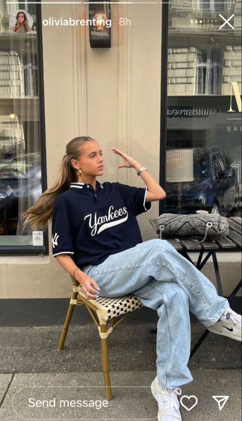 Yankee Outfits Women, Jersey Shirt Outfit, Yankees Outfit, Scandi Aesthetic, Oversize Tshirt Outfits, Outfits Sporty, Sporty Street Style, Yankees T Shirt, Jersey Outfit