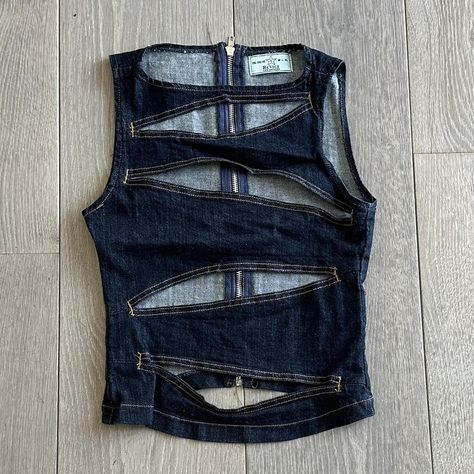 Y2k Upcycle Clothes, How To Sew Denim, Styling Clothes You Already Own, Jean Custom Ideas, Denim Top Outfit Ideas, Zipper Top Outfit, Clothes Customisation, Jeans Diy Upcycle, Denim Recycle Projects