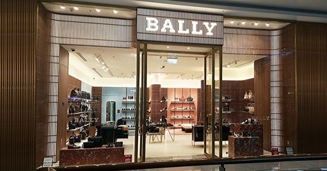 BALLY Dubai Mall Jimmy Choo Aesthetic, Makeup Store Design, Milan Store, Stationery Store Design, Shoe Store Design, Modern Entrance Door, Cloth Shop, Shop Facade, Vintage Stores