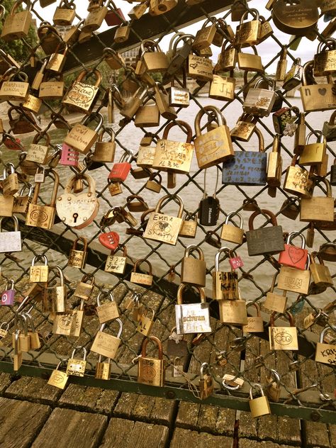 Pont des Artes, Paris. These locks represent true love. The tale is that lovers place their padlock on the fence, and throw the key in the river Seine below, forever locking their love in place. So sweet! Paris Lock Bridge, Paris Bridge, Love Lock Bridge, Paris Drawing, Love Locks, Higher Art, Lock Bridge, River Seine, Cute Date Ideas