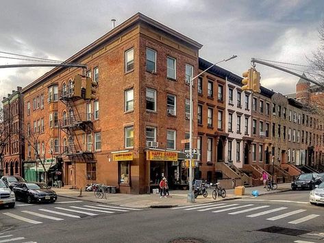 A street corner in Cobble Hill, Brooklyn. Photo taken in 2019 by Joe Raskin. Henry and Baltic Sts 2 Point Perspective City, Corner Drawing, Cobble Hill Brooklyn, Perspective Pictures, Hollywood Street, Brooklyn Street, Building Photography, Street Corner, Perspective Photography