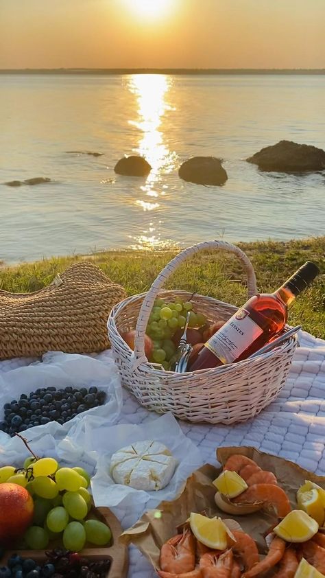 Beach Picnic Ideas, Picnic Date Food, Dream Dates, I Need Vitamin Sea, Romantic Date Night Ideas, Picnic Inspiration, Cute Date Ideas, Picnic Birthday, Beach Date