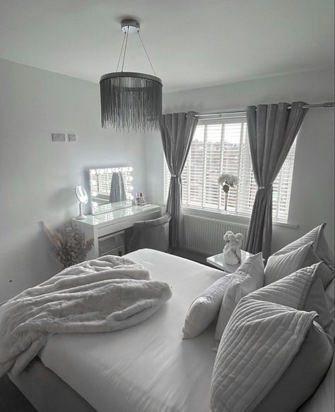 Bed Rooms Ideas Grey Walls, Grey And White Themed Bedroom, Bedroom Asthetics Grey, Grey Room Inspiration, Room Decor Ideas White And Grey, White And Silver Room Decor, Grey Room Asthetics, Gray And White Bedroom Ideas Cozy, Room Inspo White And Grey