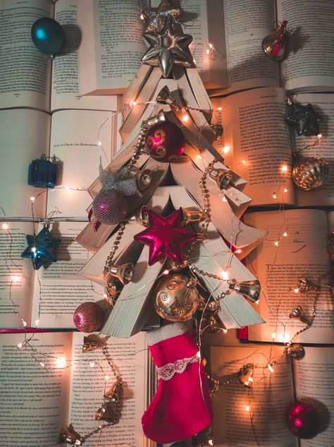 #bookmas #bookmastree #aesthetic #christmas #bookish #booksta #bookstagram #books #christmasdecor Christmas Book Background, Christmas Book Photoshoot, Book Trees Christmas, December Bookstagram, Christmas Reading Aesthetic, Christmas Book Aesthetic, Bookstagram Christmas, Books And Christmas, Xmas Aesthetic