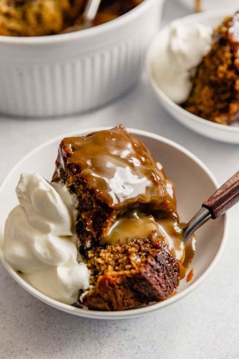 Authentic Sticky Toffee Pudding, Scottish Sticky Toffee Pudding, 2023 Dessert Trends, English Desserts Traditional, Old Fashioned Christmas Recipes, Creative Deserts, Sticky Cake, Sticky Toffee Pudding Recipe, Toffee Pudding Recipe