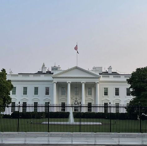 White House Presidential, The White House Washington Dc Interior, White House Washington Dc Aesthetic, White House Usa Washington Dc, Washington Dc Buildings, Washington Dc Politician Aesthetic, Washington Dc City Aesthetic, Washington Dc Home, The White House Aesthetic