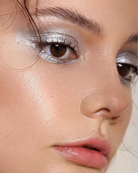 10 Silver Eye Makeup Looks To Tap Into The Soft, Dreamy Gal Within You Silver Eye Makeup Looks, Silver Eyeliner, Silver Eye Makeup, Nye Makeup, Metallic Makeup, Maquillage On Fleek, Silver Makeup, Silver Eyeshadow, Metallic Eyes