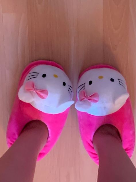 Hello Kitty Slippers, Hello Kitty Bedroom, Cartoon Hello Kitty, Geeky Clothes, Fluffy Shoes, Princess Kitty, Sanrio Cartoon, Hello Kitty Shoes, Hello Kitty House