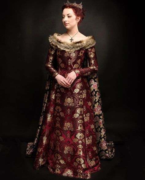 Camelot Guinevere, Royalty Costume, Queen Guinevere, Crown Medieval, Coronation Gown, Moda Medieval, Coronation Dress, Medieval Gown, Queen Dresses