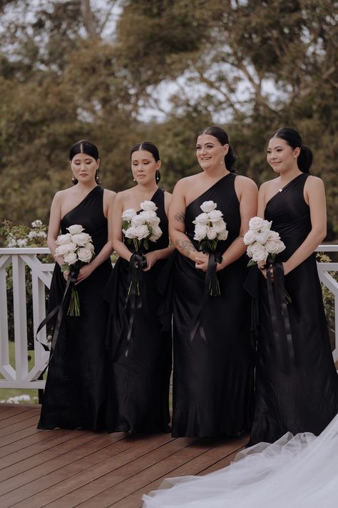 Stunning long stem white roses - and the black ribbon to tie it altogether!😍 Photography 📸 MEO Weddings Black And White Wedding Bouquet Brides, Bridesmaid Single Rose, Black Tie Bouquet, Long Stem Bridesmaid Bouquet, Bouquet With Black Ribbon, Satin Ribbon Bouquet, Black Rose Bouquet, Winter Moodboard, Bridesmaid Stuff