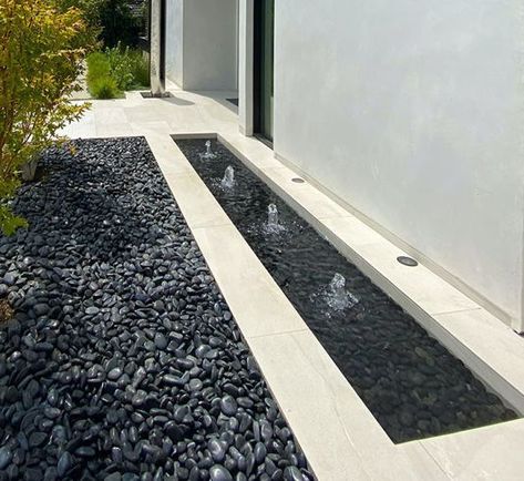 Pebbles in fountain and as surround Low Fountain Water Features, Modern Backyard Water Feature, Modern Fountain Ideas, Waterbody Landscape, Modern Water Feature Entrance, Water Fountains Outdoor Front Yards, Entrance Fountain, Tub Pond, Front Yard Fountain