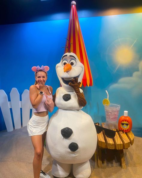 Disney Pictures Characters, Lululemon Disney Outfit, Hollywood Studios Photo Ideas, Olaf Pictures, Disney World Ears, Hollywood Studios Outfit, Disney Hollywood Studios, Disney Fits, Disney Florida