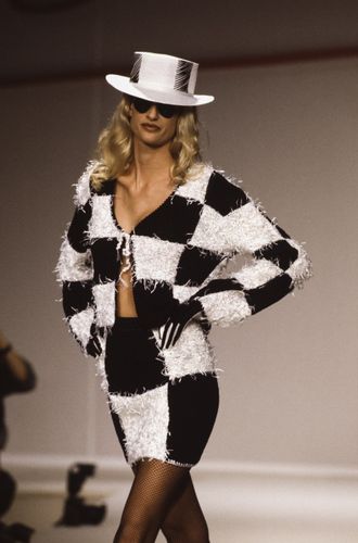 Enrico Coveri Spring Summer 1995 Paris 90s Glam Fashion, Mira Aesthetic, Early 2000 Fashion, 90s Fashion Show, Vintage Runway Fashion, Euphoria Vibes, High Fashion Runway, 90s Runway, 90s Runway Fashion