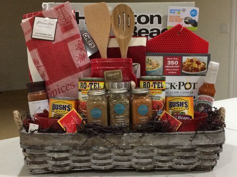 Chili Crockpot Raffle Basket Chili Basket Gift, Chili Gift Basket Ideas, Crockpot Raffle Basket Ideas, Crockpot Gift Basket, Crockpot Gift Basket Ideas, Crockpot Gifts, Spice Gift Basket, Chili Crockpot, Silent Auction Baskets