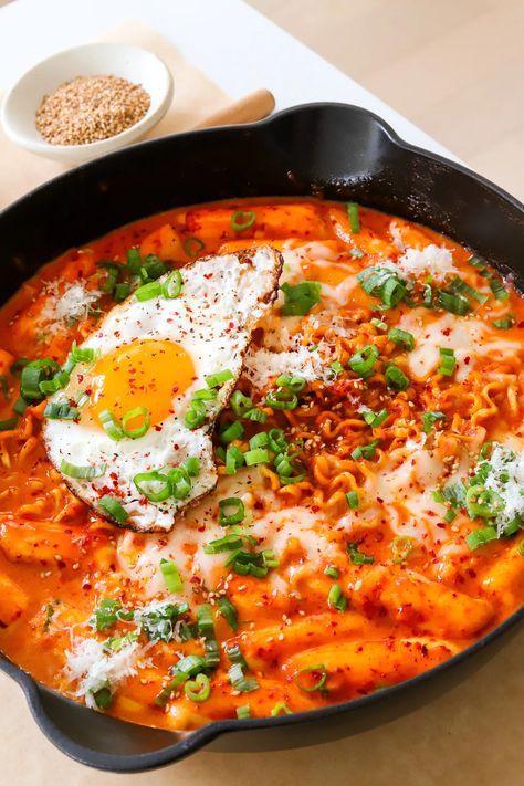 Rabokki - Korean Rice Cakes and Ramen | Moribyan Spicy Rice Cake With Ramen, Recipe With Rice Cakes, Chipotle Chicken Copycat, Vanilla Homemade, Hadid Pasta, Korean Rice Cakes, Shortcake Cookies, Peri Chicken, Korean Rice Cake